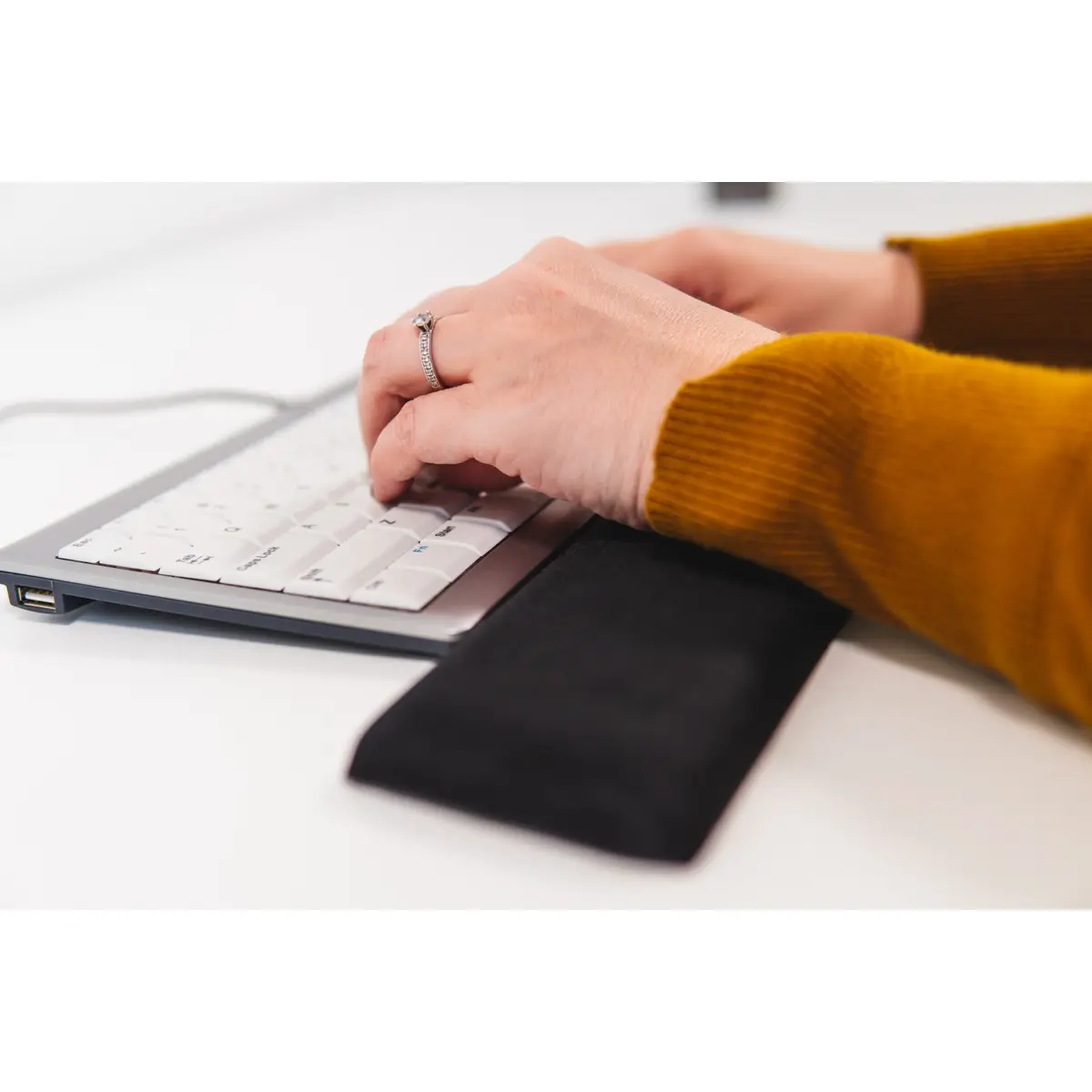 Trapezium Ergo Wrist Rest Compact, Kunststoff, Gummi, Textil, Schwarz, 330 x 80 x 13 mm, 275 g, 90 mm, 335 mm