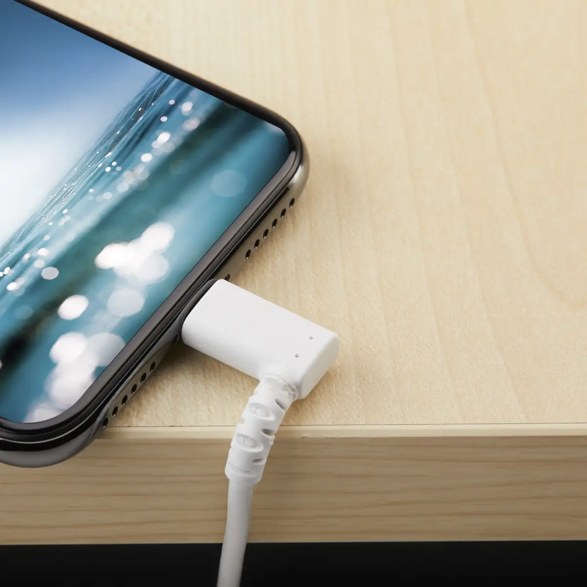 abgewinkeltes Lightning- auf USB-Kabel Stecker/Stecker Weiß 1m