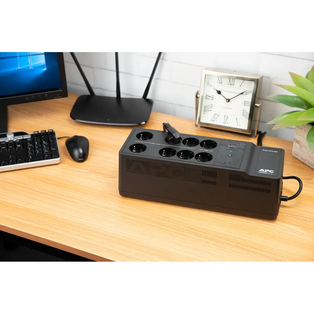 Back-UPS 850VA 230V USB Type-C and A charging ports
