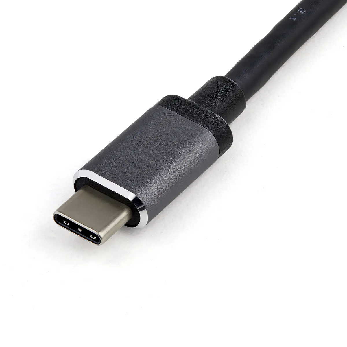 USB-C-Multiport-Adapter mit HDMI oder VGA und längerem angeschlossenen Kabel