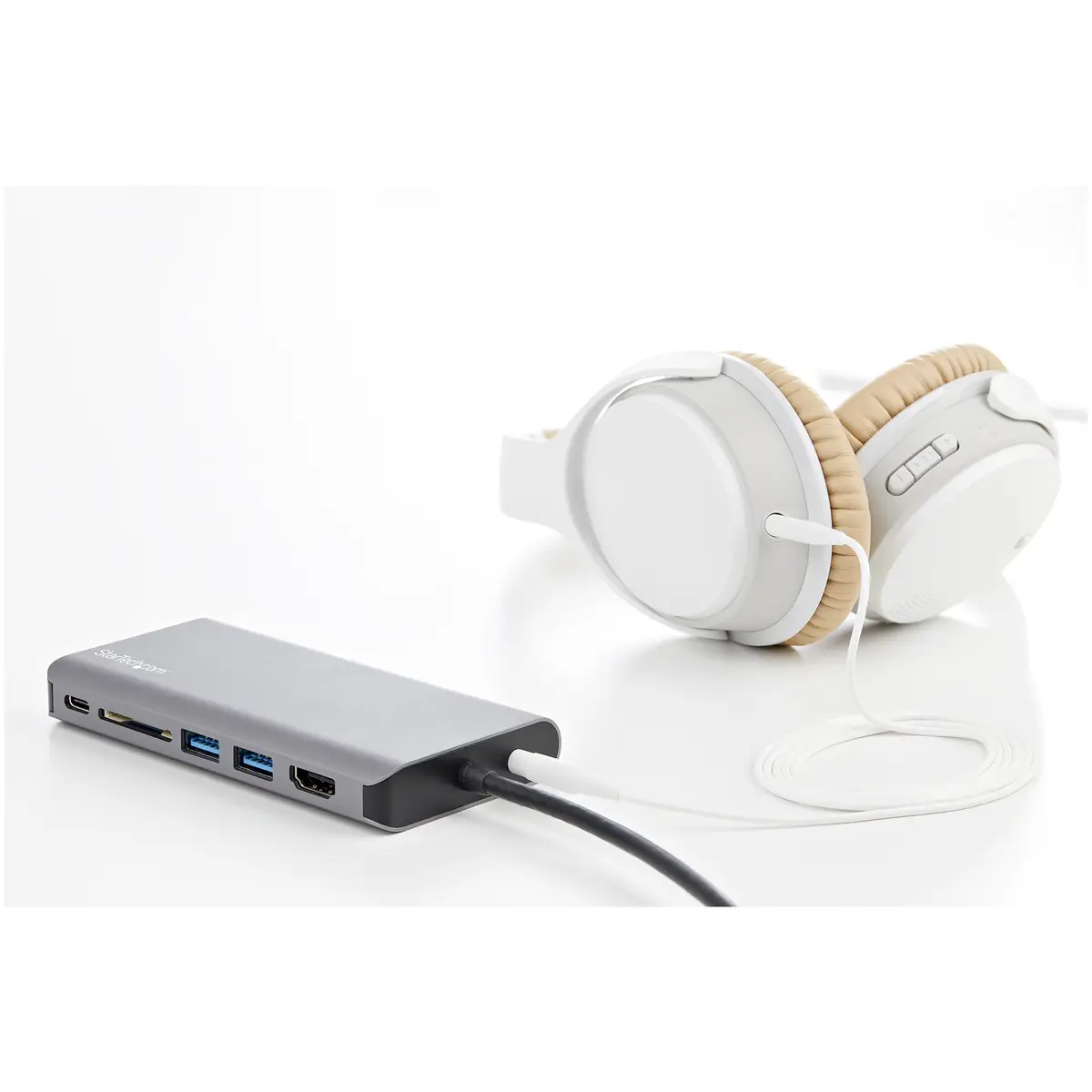 USB-C-Multiport-Adapter mit HDMI oder VGA und längerem angeschlossenen Kabel