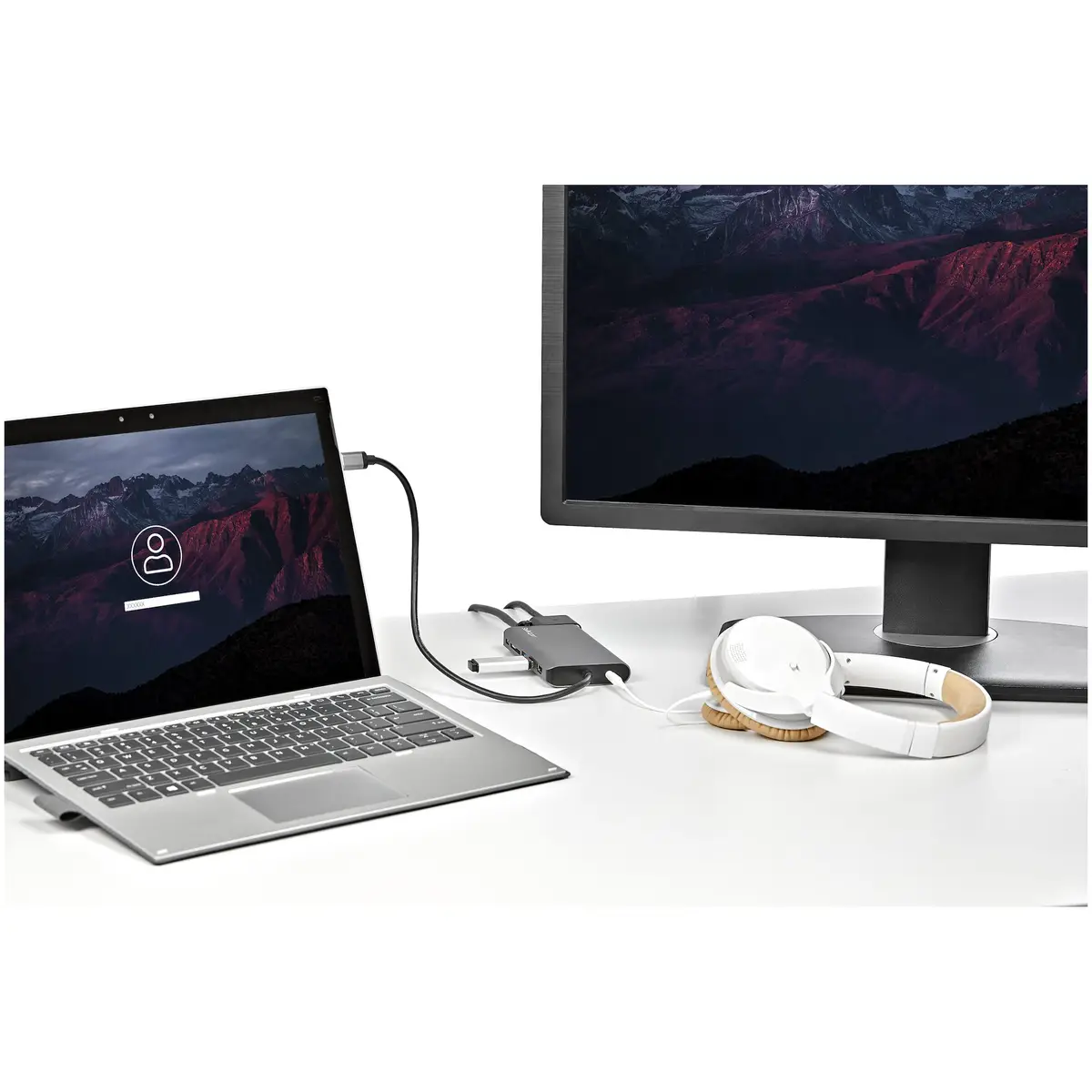 USB-C-Multiport-Adapter mit HDMI oder VGA und längerem angeschlossenen Kabel