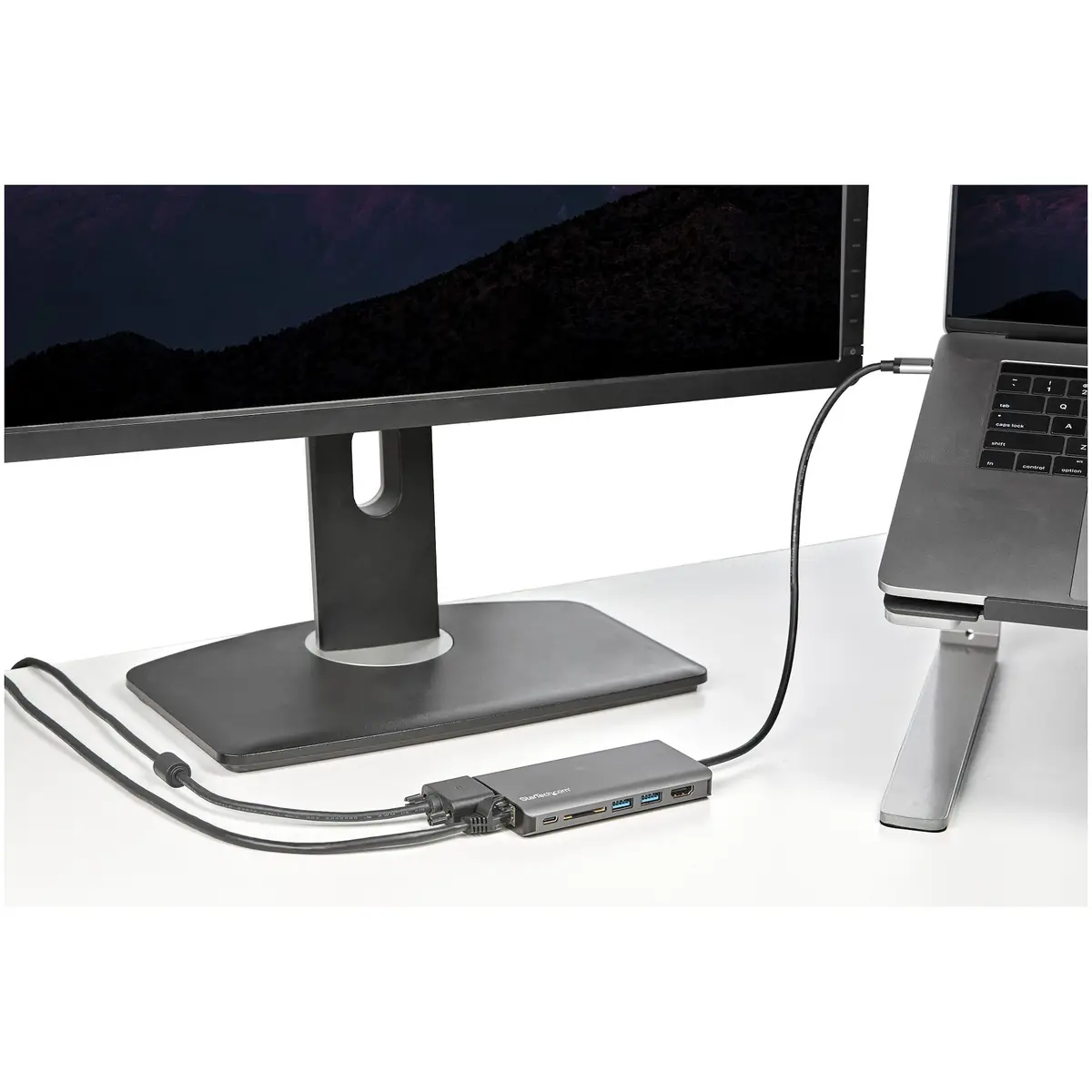 USB-C-Multiport-Adapter mit HDMI oder VGA und längerem angeschlossenen Kabel