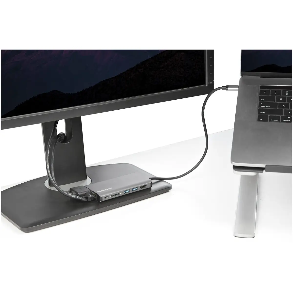 USB-C-Multiport-Adapter mit HDMI oder VGA und längerem angeschlossenen Kabel
