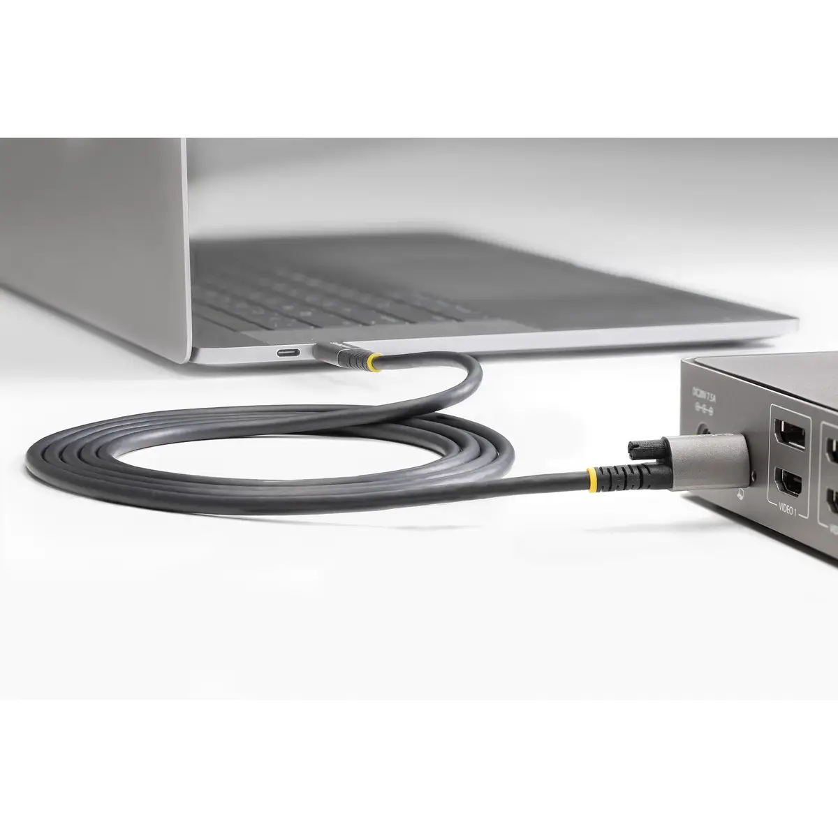 USB-C Kabel mit Oberseitiger Schraubensicherung USB-C/USB-C Stecker/Stecker Schwarz 0,5m