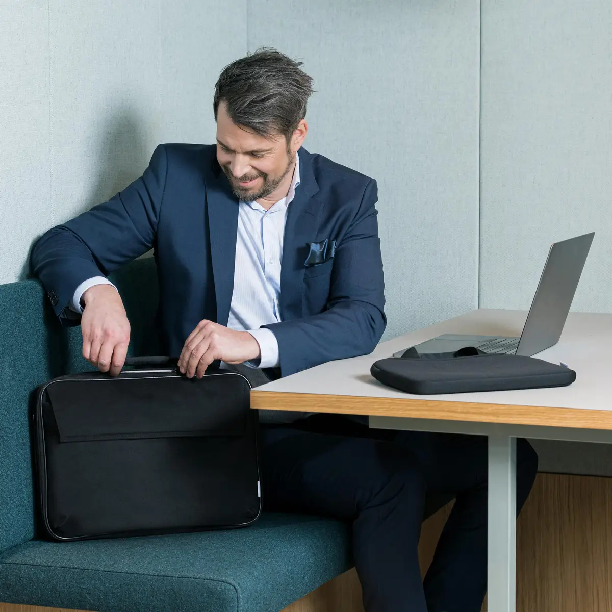 BASE XX Clamshell Notebook-Tasche 33-35,8cm (13-14.1") Schwarz
