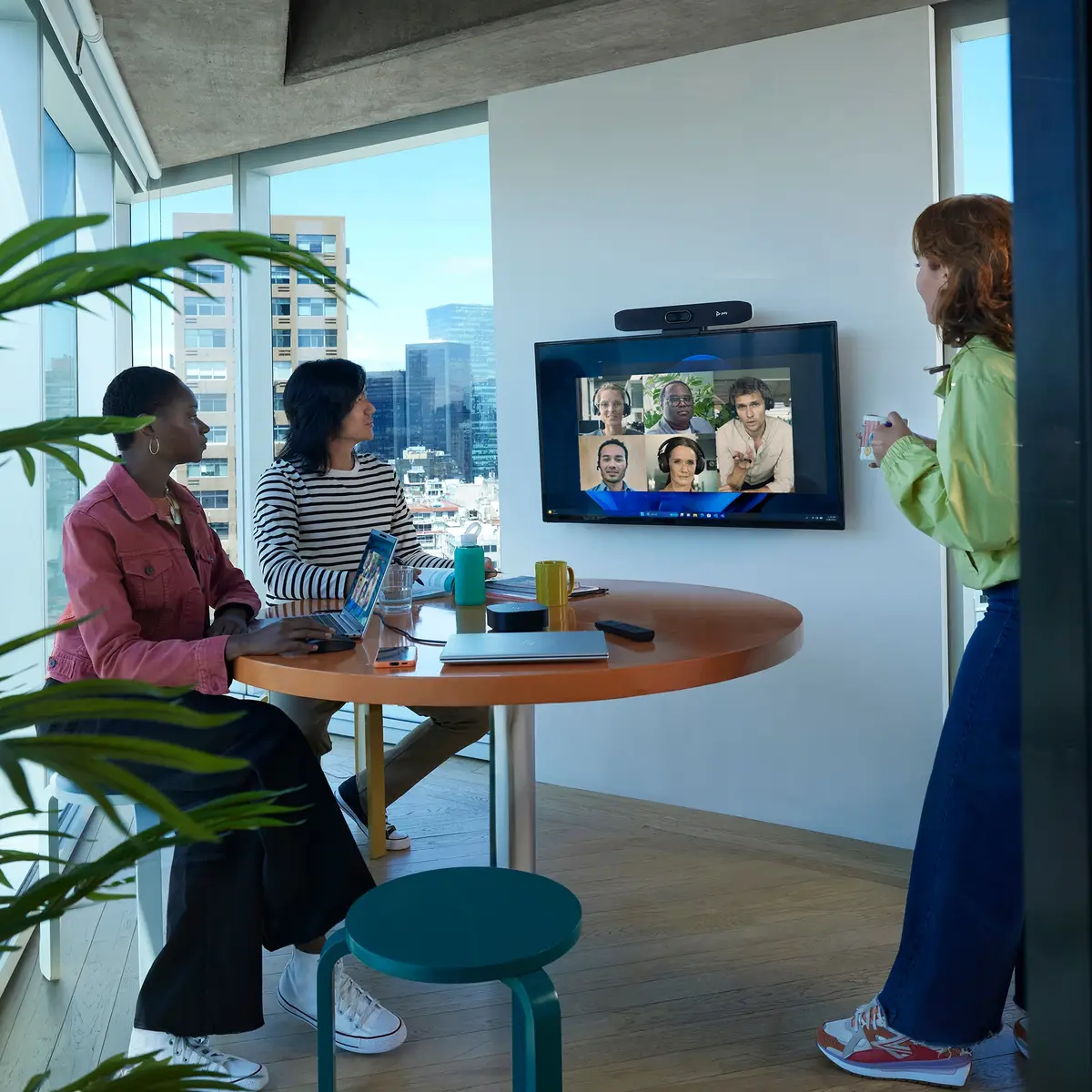 Poly Studio R30 Videobar Zoom Certified, Zertifiziert für Microsoft Teams Sand