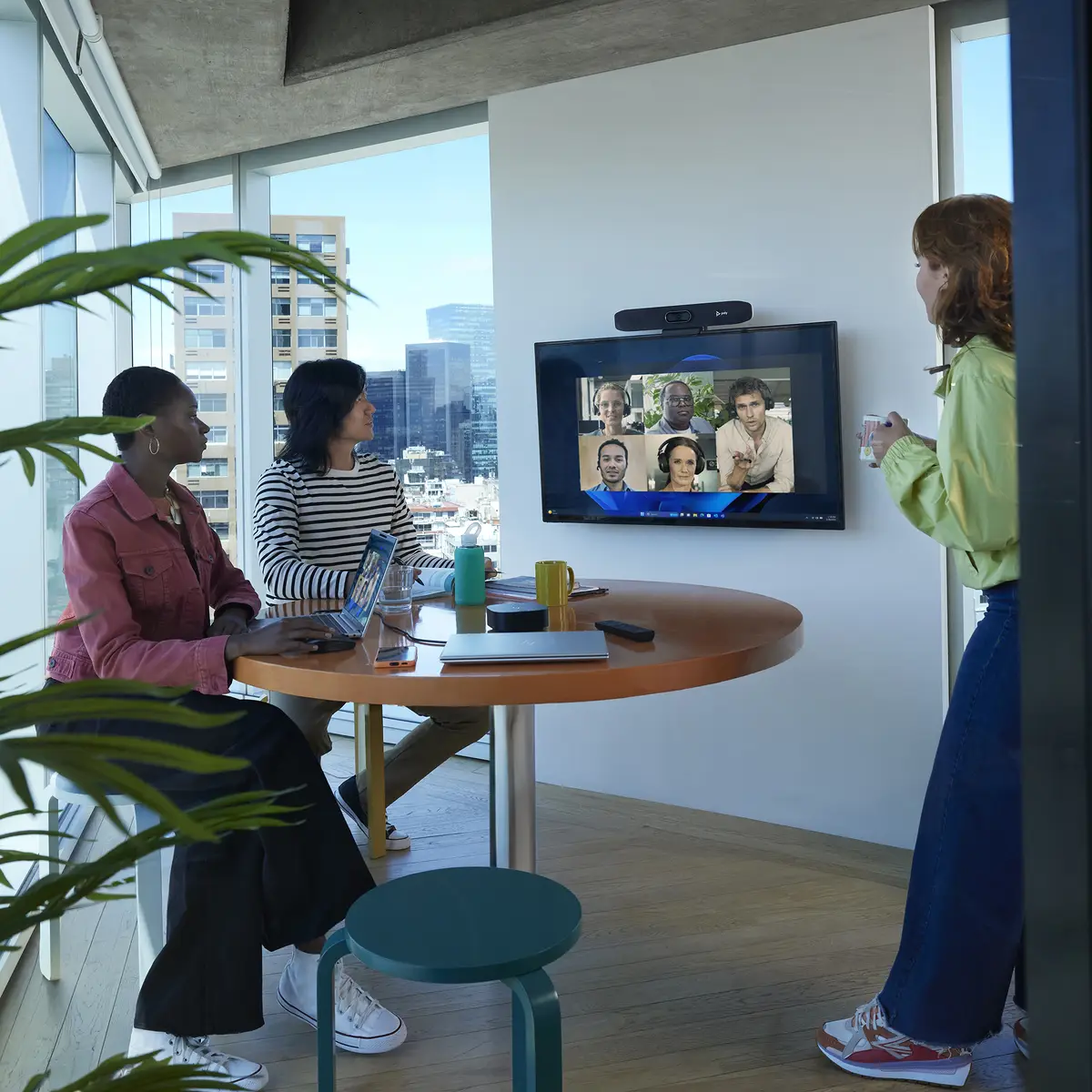 Poly Studio R30 Videobar Zoom Certified, Zertifiziert für Microsoft Teams Sand