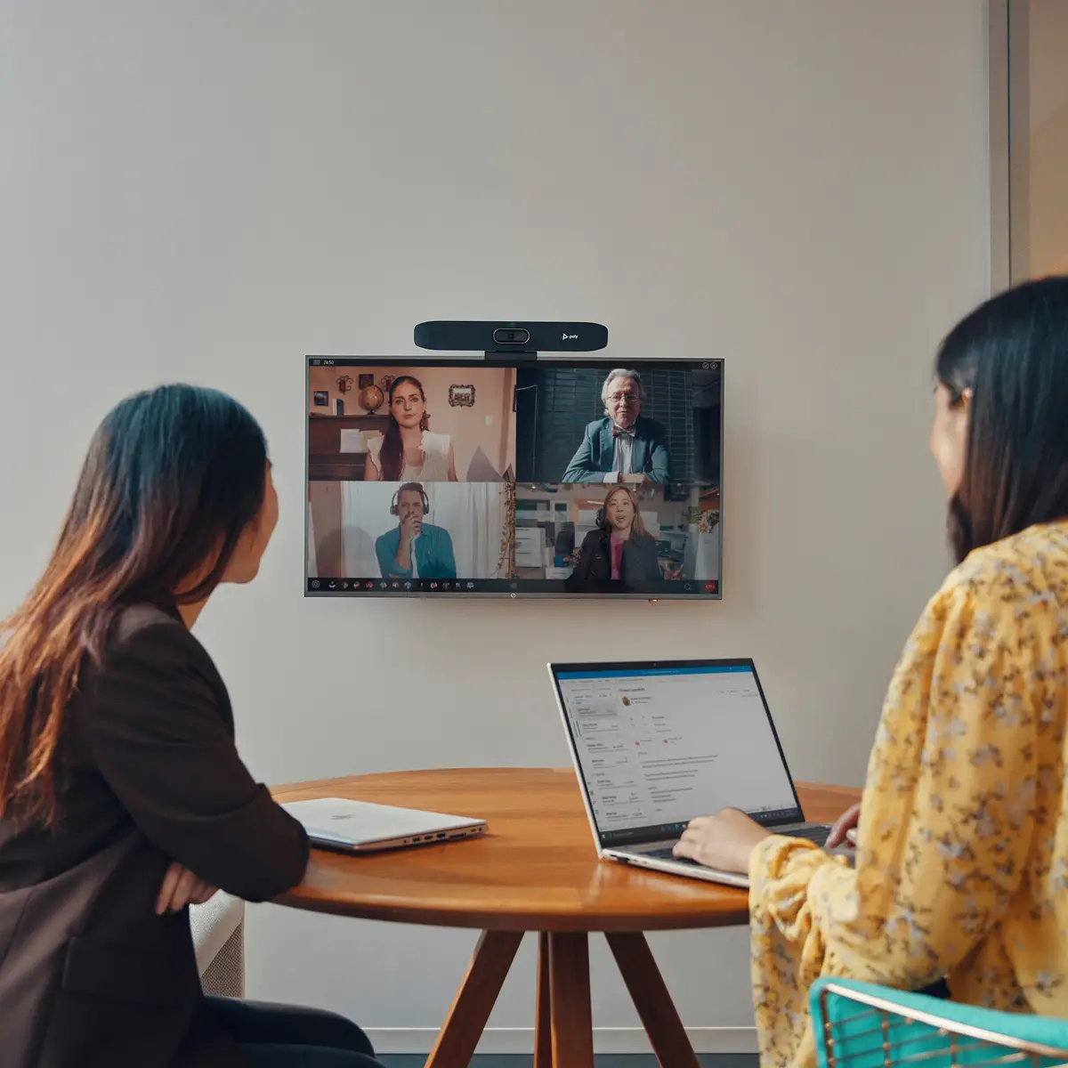 Poly Studio R30 Videobar Zoom Certified, Zertifiziert für Microsoft Teams Sand