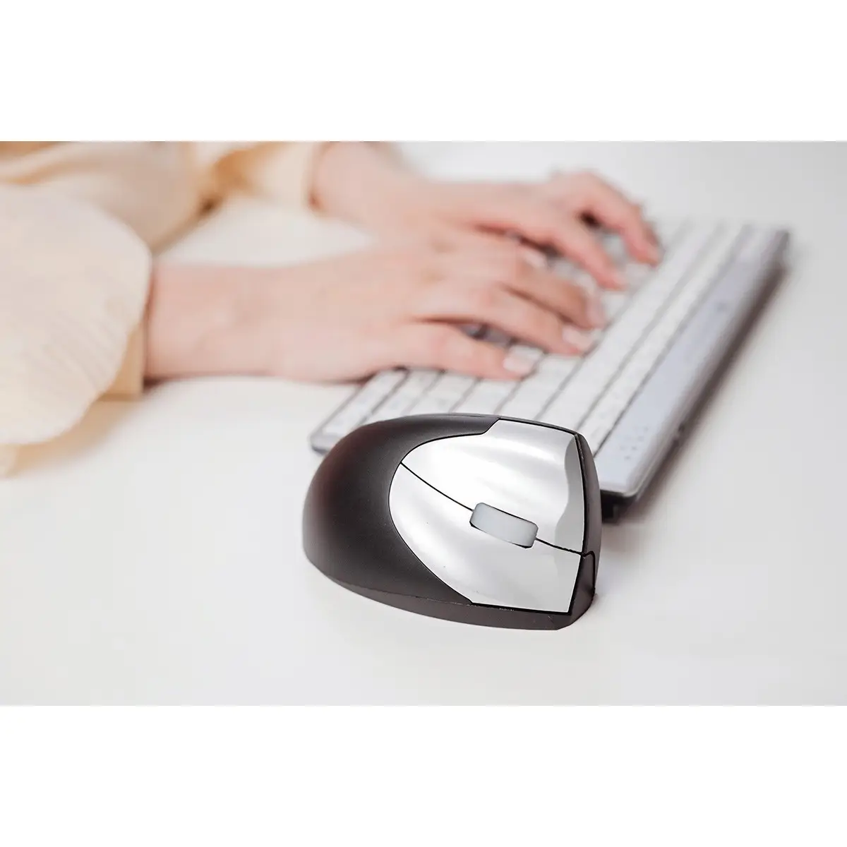 Handshake Mouse Wireless VS4, rechts, Vertikale Ausführung, Laser, RF Wireless, 2400 DPI, Schwarz, Silber
