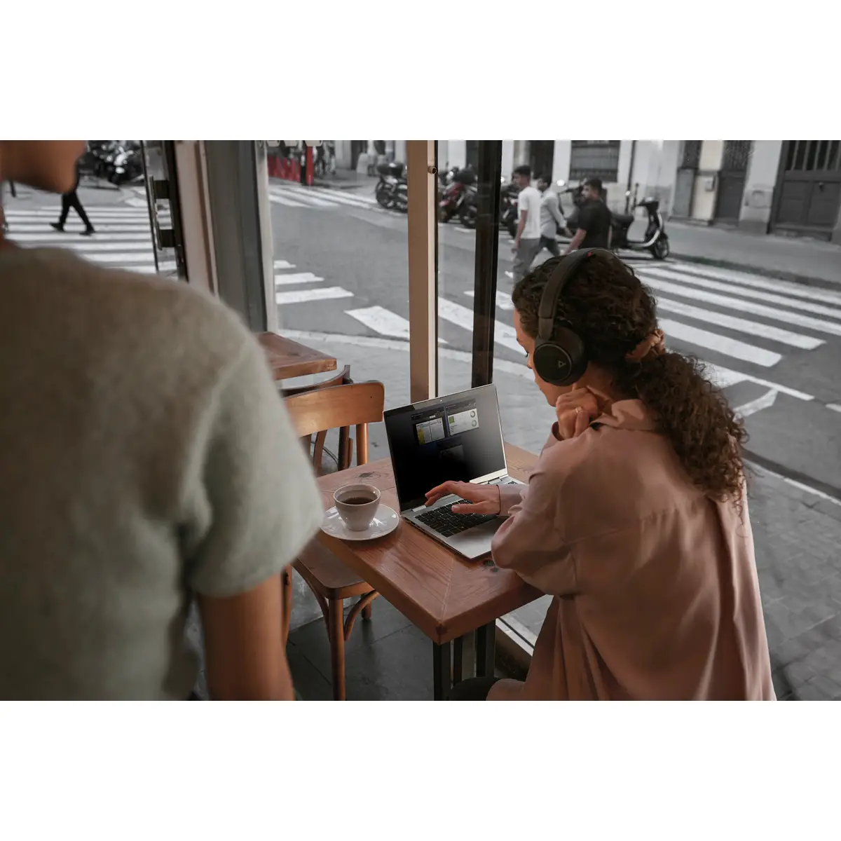 HP EliteBook 865 G11 Notebook Ryzen 7-8840U 16GB 512GB 40,6cm Radeon 780M LTE W11P