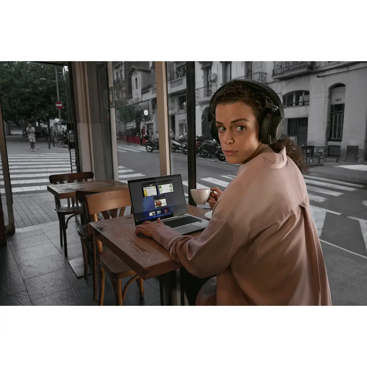 HP EliteBook 865 G11 Notebook Ryzen 7-8840U 16GB 512GB 40,6cm Radeon 780M LTE W11P