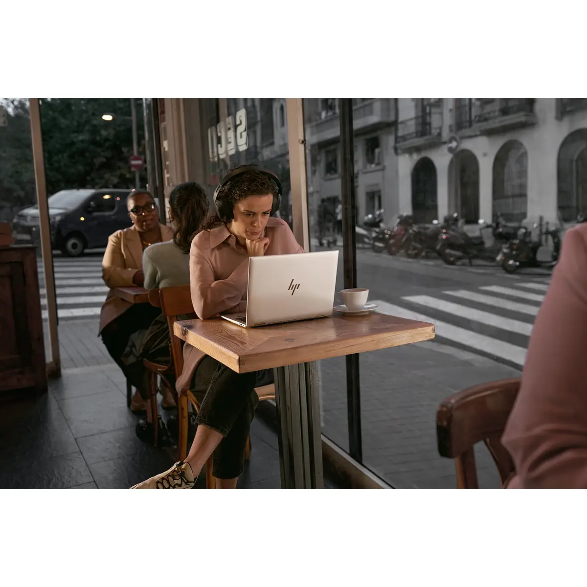 EliteBook X Flip G1i 14-Zoll-Notebook, KI-PC der nächsten Ära, Wolf Pro Security Edition, 14", Touchscreen, Windows 11 Pro, Intel Core™ Ultra 7, 32GB RAM, 1TB SSD, WUXGA