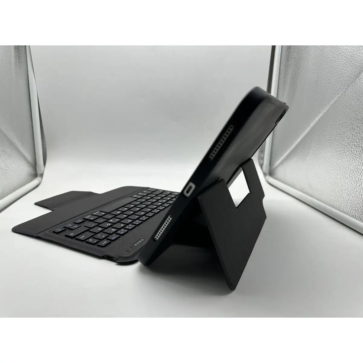 CANCOM Prime Line Bluetooth Tastatur Cover mit USB-C für iPad 10,9"