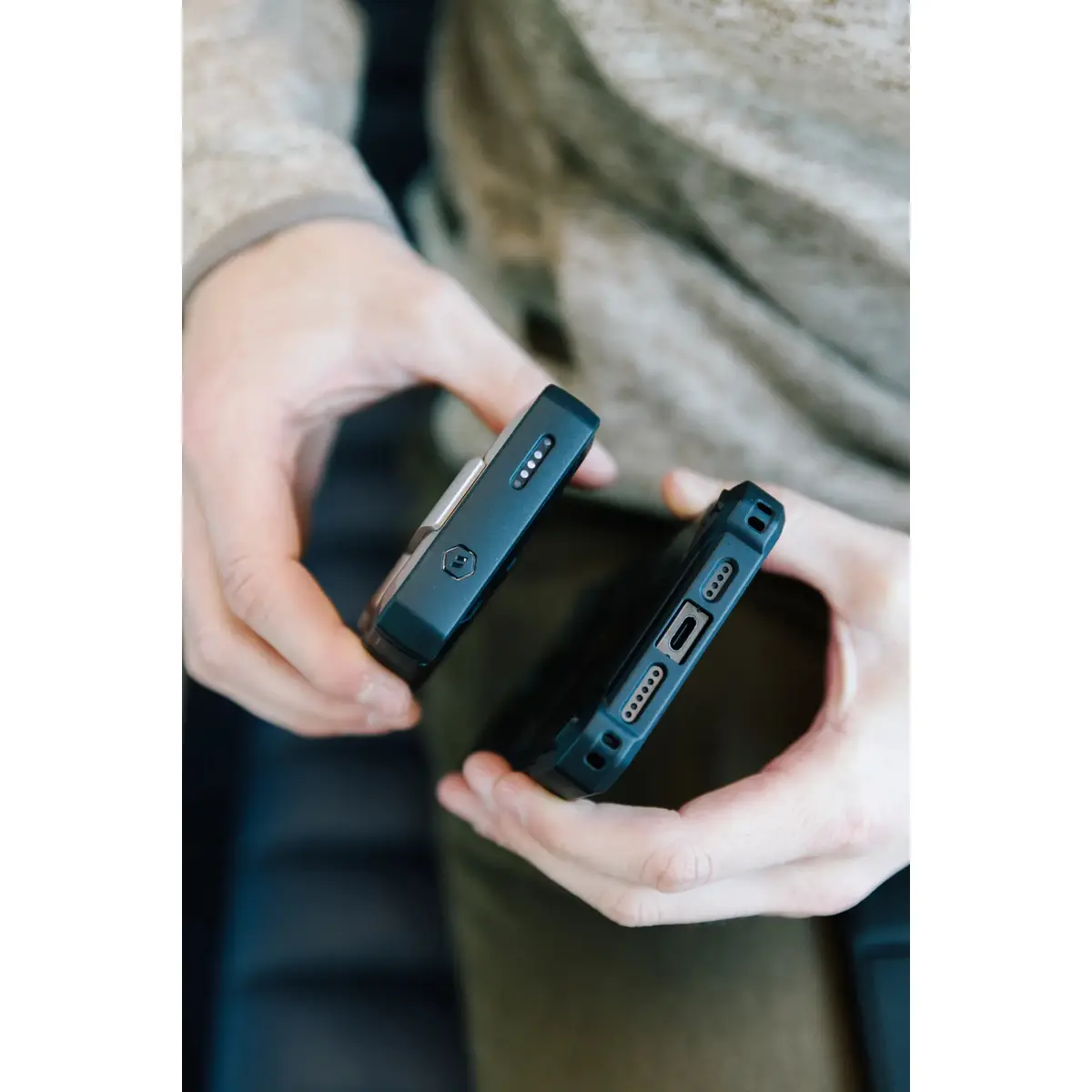 UAG Urban Armor Gear SRGE Rugged Powerbank Magnetic Wireless Charger mit Standfunktion 1x 20W USB-C & 1x 10W 10.000 mAh Qi schwarz/grau
