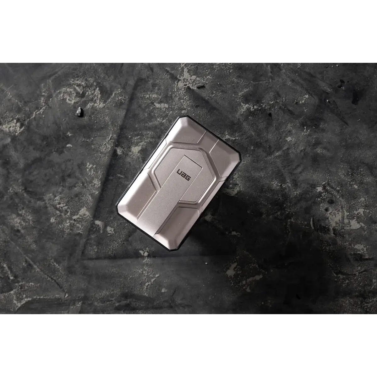UAG Urban Armor Gear SRGE Rugged Powerbank Magnetic Wireless Charger mit Standfunktion 1x 20W USB-C & 1x 10W 10.000 mAh Qi schwarz/titan