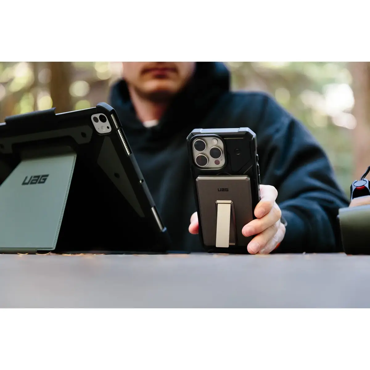 UAG Urban Armor Gear SRGE Ultra Slim Powerbank Magnetic Wireless Charger mit Standfunktion 1x 20W USB-C 5.000 mAh Qi schwarz/grau