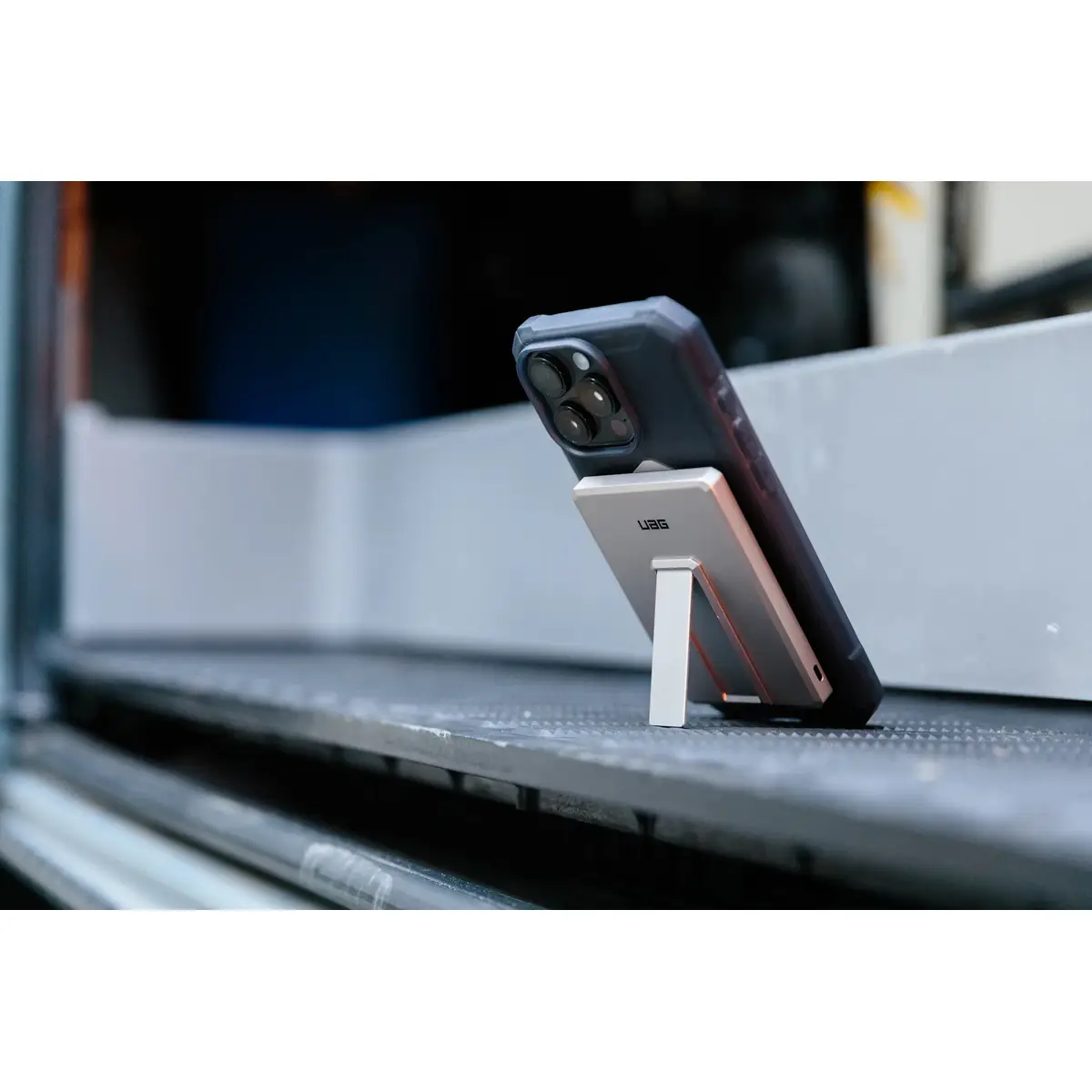 UAG Urban Armor Gear SRGE Ultra Slim Powerbank Magnetic Wireless Charger mit Standfunktion 1x 20W USB-C 5.000 mAh Qi schwarz/grau