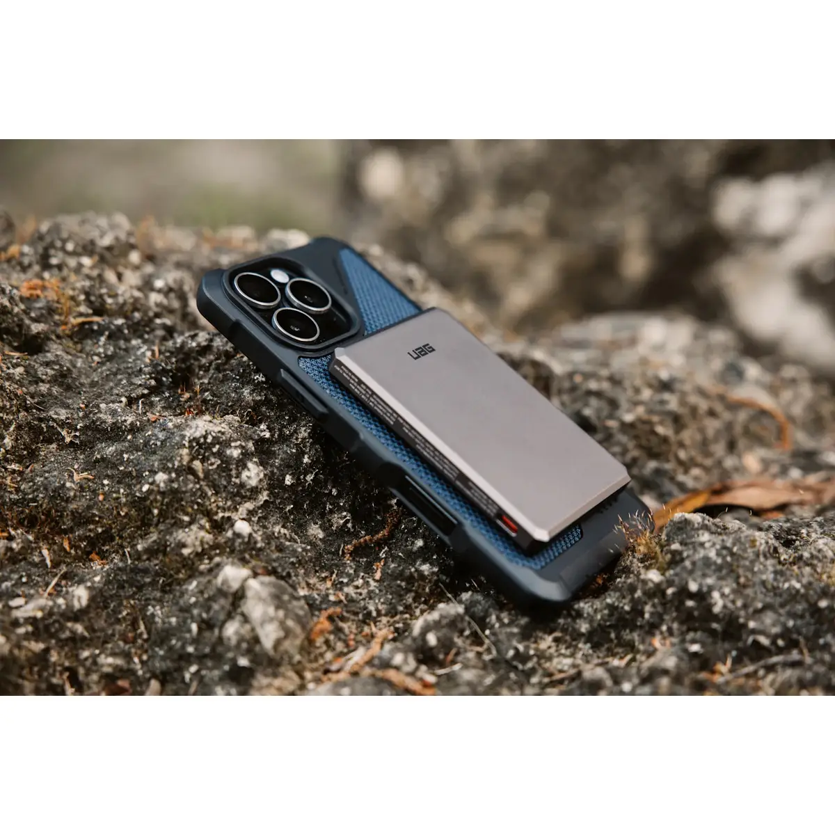 UAG Urban Armor Gear SRGE Ultra Slim Powerbank Magnetic Wireless Charger 1x 20W USB-C 5.000 mAh Qi schwarz/grau