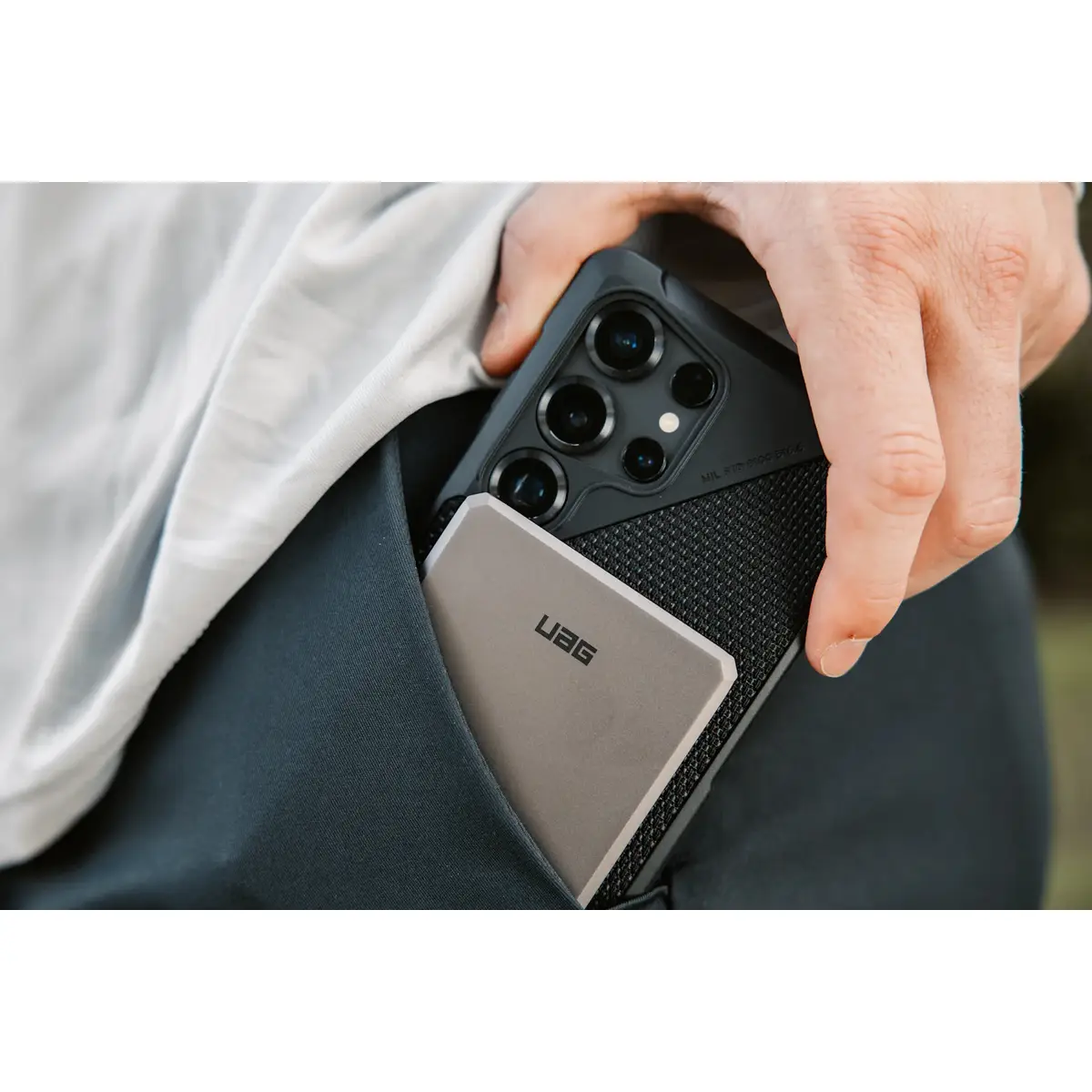UAG Urban Armor Gear SRGE Ultra Slim Powerbank Magnetic Wireless Charger 1x 20W USB-C 5.000 mAh Qi schwarz/grau