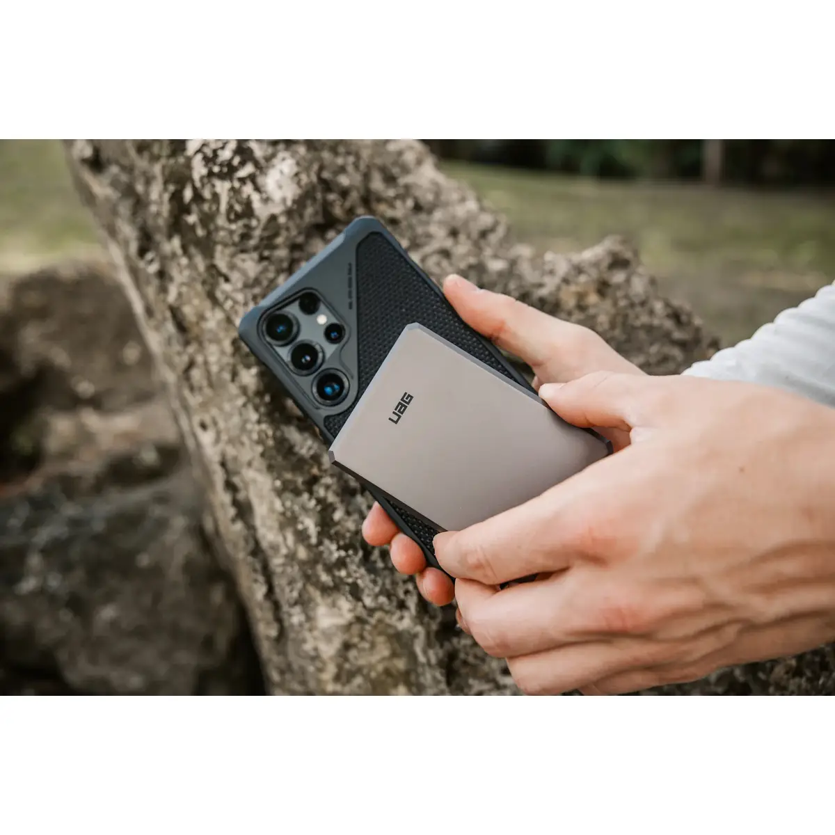 UAG Urban Armor Gear SRGE Ultra Slim Powerbank Magnetic Wireless Charger 1x 20W USB-C 5.000 mAh Qi schwarz/grau
